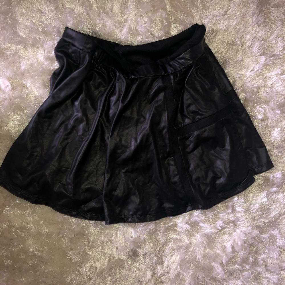 Faux Leather Skirt Pleated Flowy Mini-skirt - Picture 4 of 5
